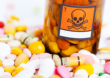 أدوية وأقراص وعبوة أدوية تحمل علامة خطر