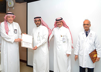 مستشفى الأمير محمد بن عبدالعزيز بالمدينة يكرم فريق المختبرات