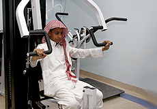 مريض يقوم بعمل تمارين على جهاز رياضي