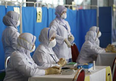 ممرضات صحيات يرتدين الكمامات الطبية 