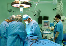 عدد من الجراحين خلال عملية جراحيةبغرفة العمليات